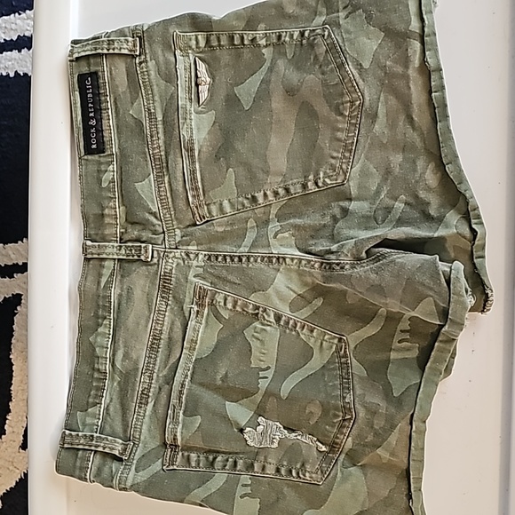 Camo Rock and Republic shorts - Picture 6 of 7
